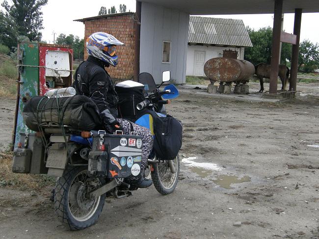 Na vchod od hranic, na zpad od slunce